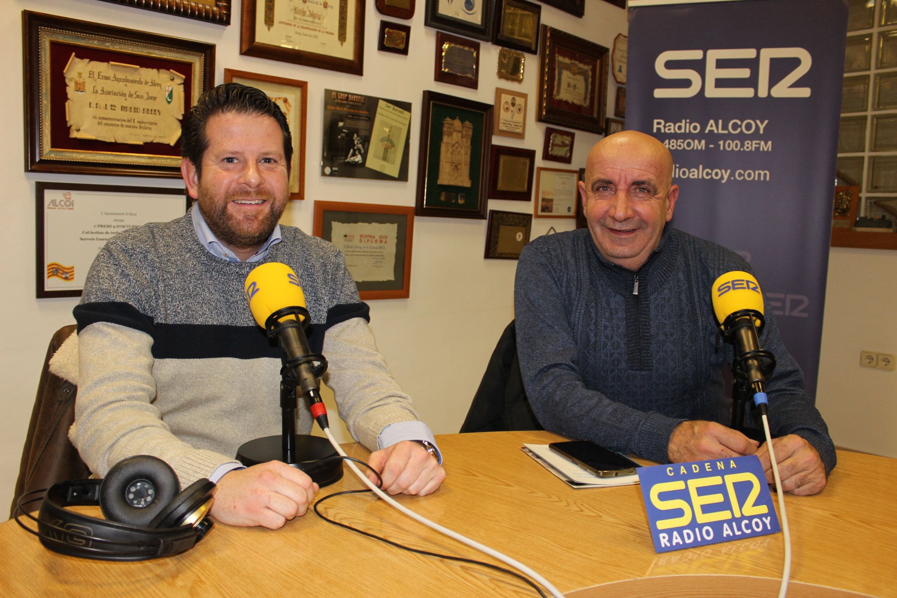 Gilberto Molina y Vicente Mullor, presidente y vicepresidente del Club de Fans de Camilo Sesto de Alcoy, en el estudio central de Radio Alcoy