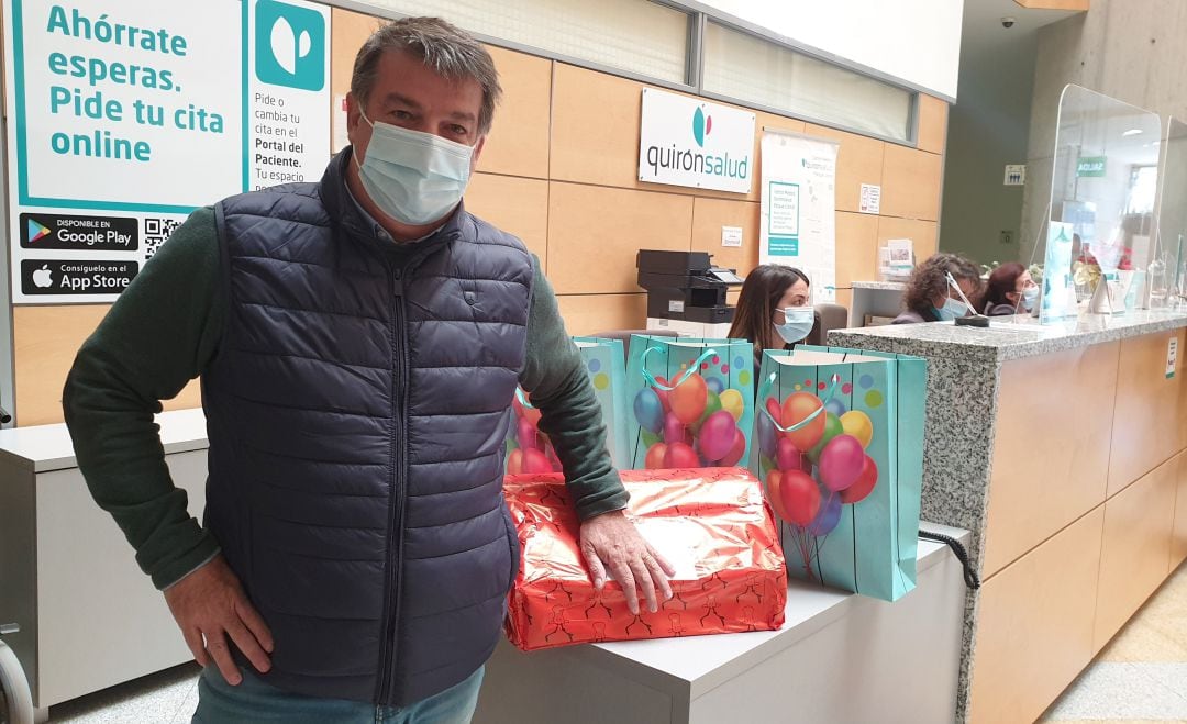 Chicho Marín, uno de los organizadores de ‘Operación Juguete’, recogiendo los regalos de los emisarios reales de Quirónsalud Málaga