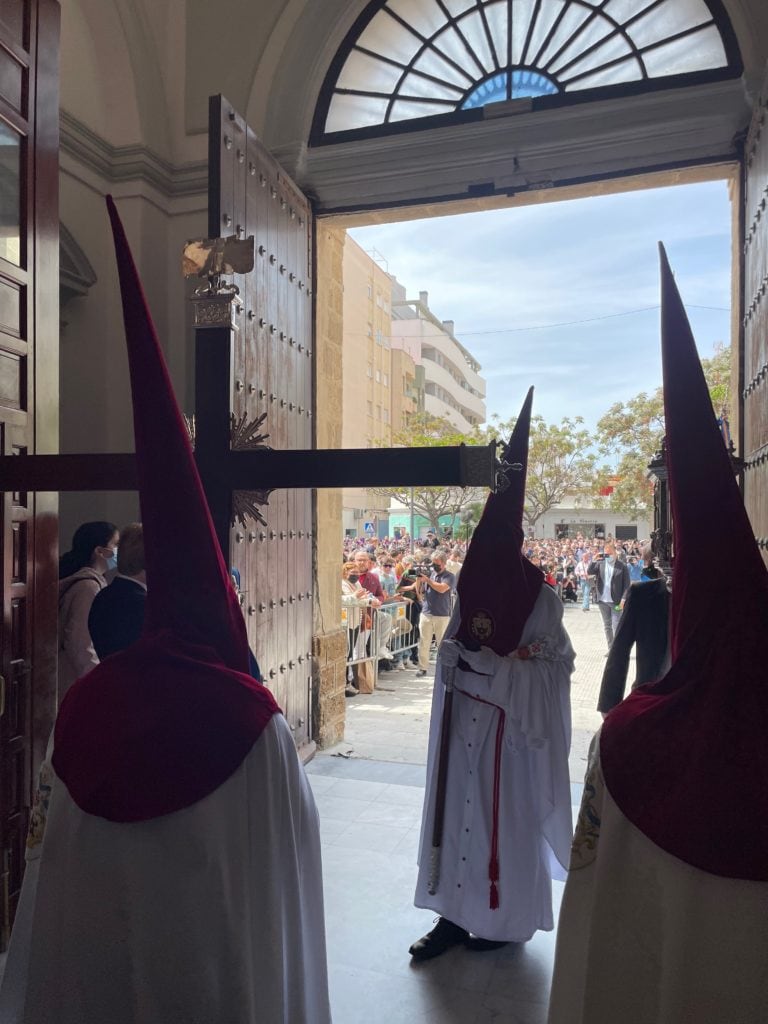 La cruz de guía de la Borriquita a punto de salir a la calle. María Vázquez/Borja Chamorro