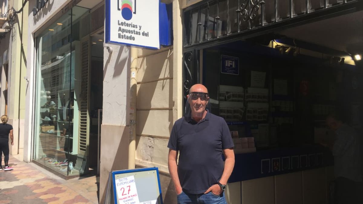 César Pérez, propietario de la Administración de Loterías nº 23 de Valencia