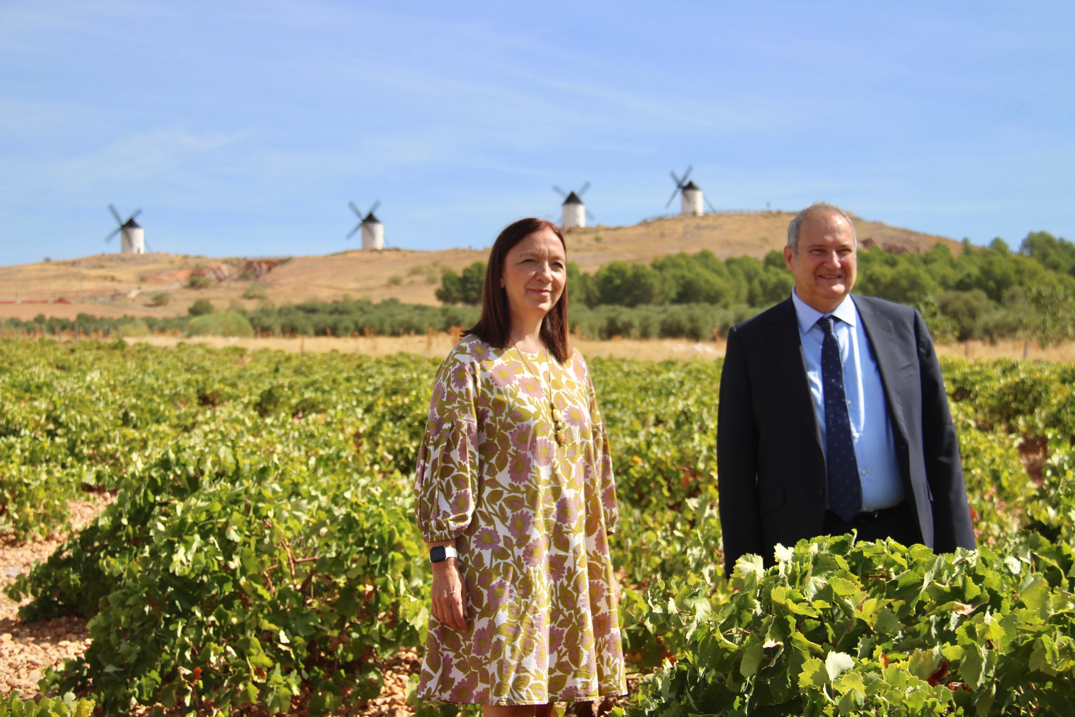 Rosa Melchor, presidenta de ACEVIN, y Jordi Hereu, ministro de Industria y Turismo en un viñedo de Alcázar de San Juan