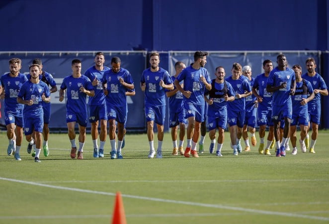 Jugadores del Málaga entrena en las instalaciones de La Rosaleda