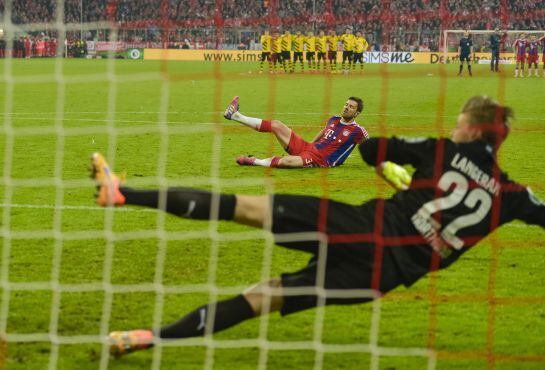 Xabi Alonso se resbala al lanzar el segundo penalti del Bayern