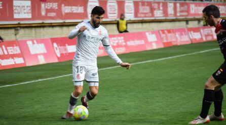 Gudiño, encarando a un defensa del Logroñés
