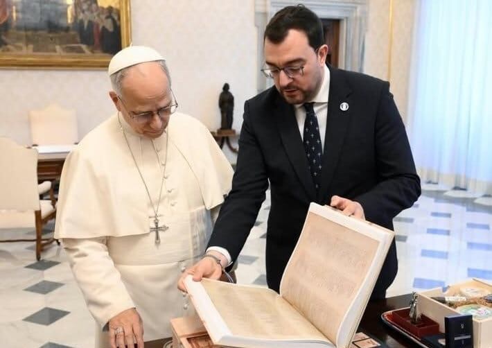 Adrián Barbón durante su visita al Papa León XIV.