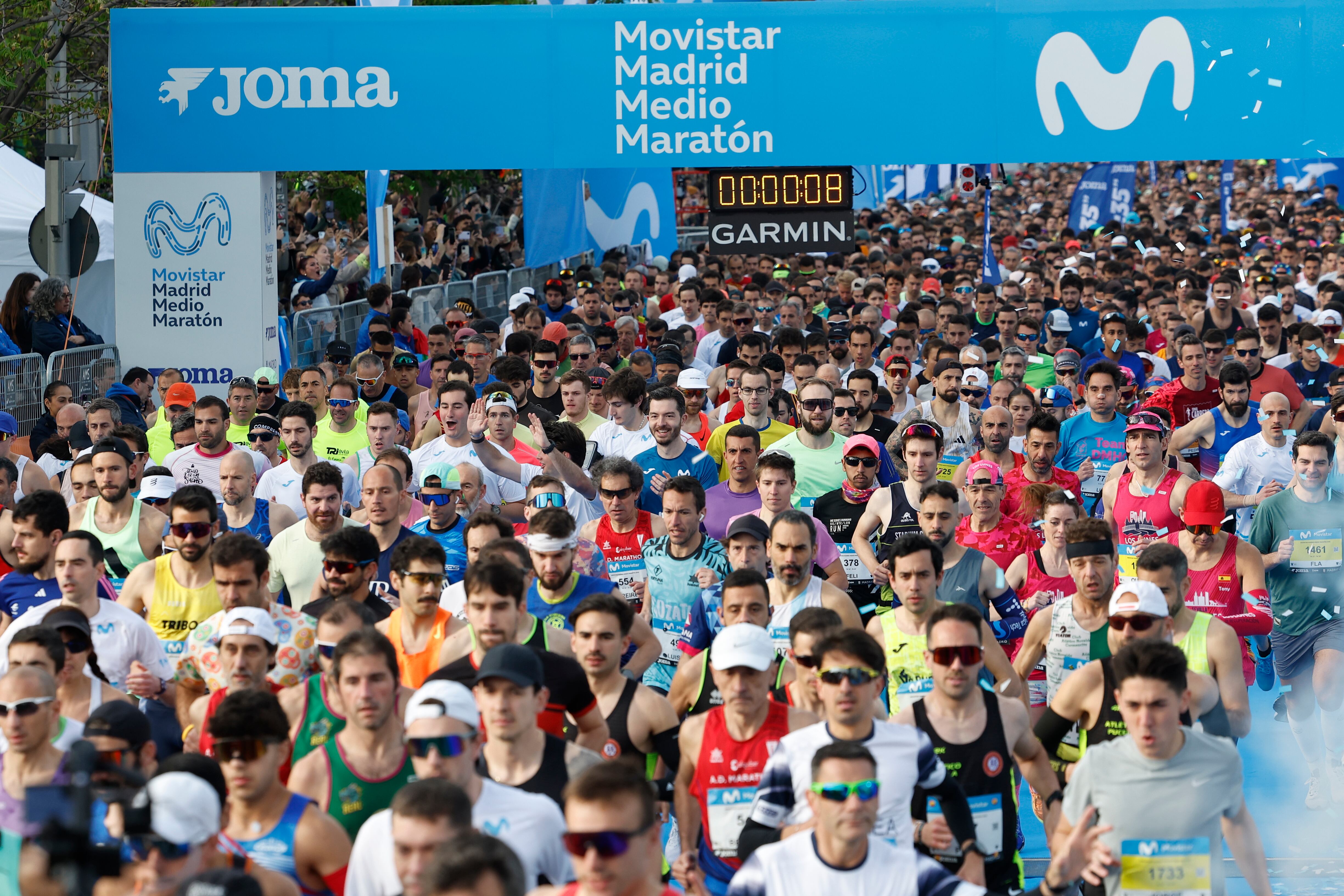 Los corredores toman la salida de comenzar la media maratón de Madrid este domingo.