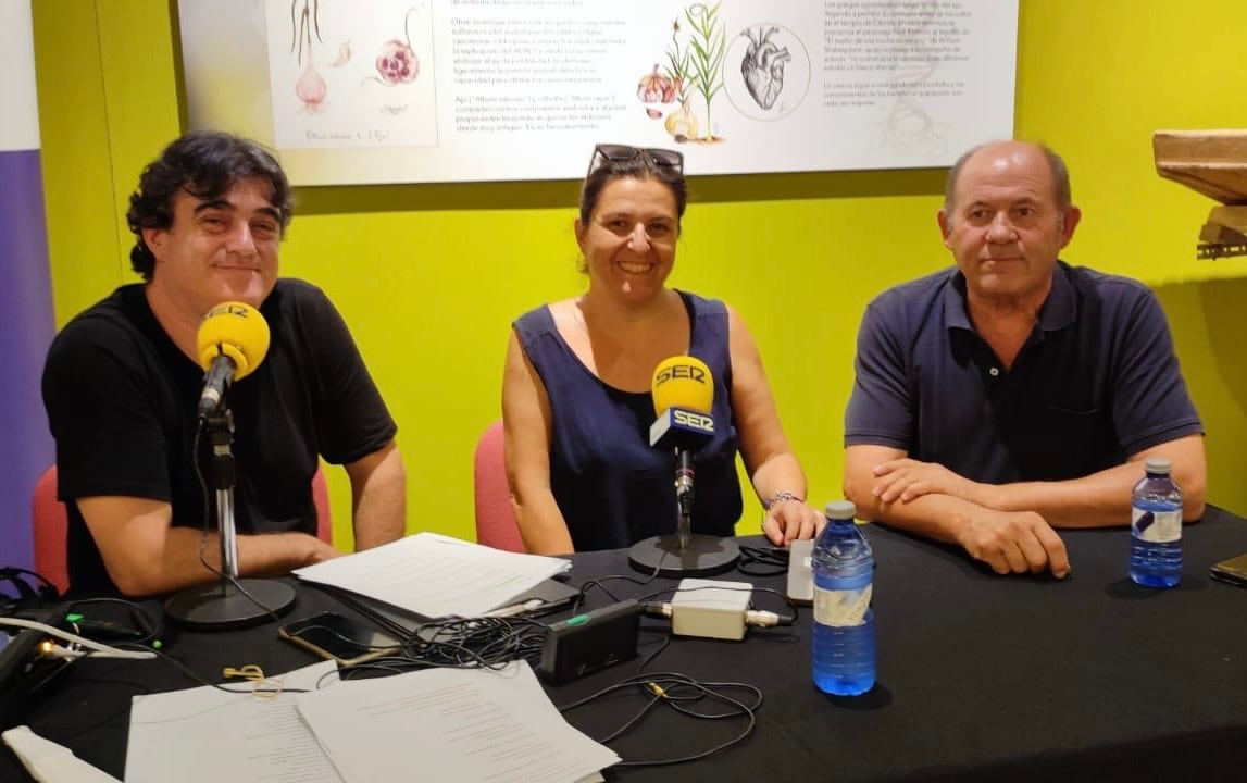 Paco Auñón (izq.), director y presentador de Hoy por Hoy Cuenca, con Eva García Ortiz, coordinadora de la IGP Ajo Morado, y con el agricultor Manuel Izquierdo Pulido.