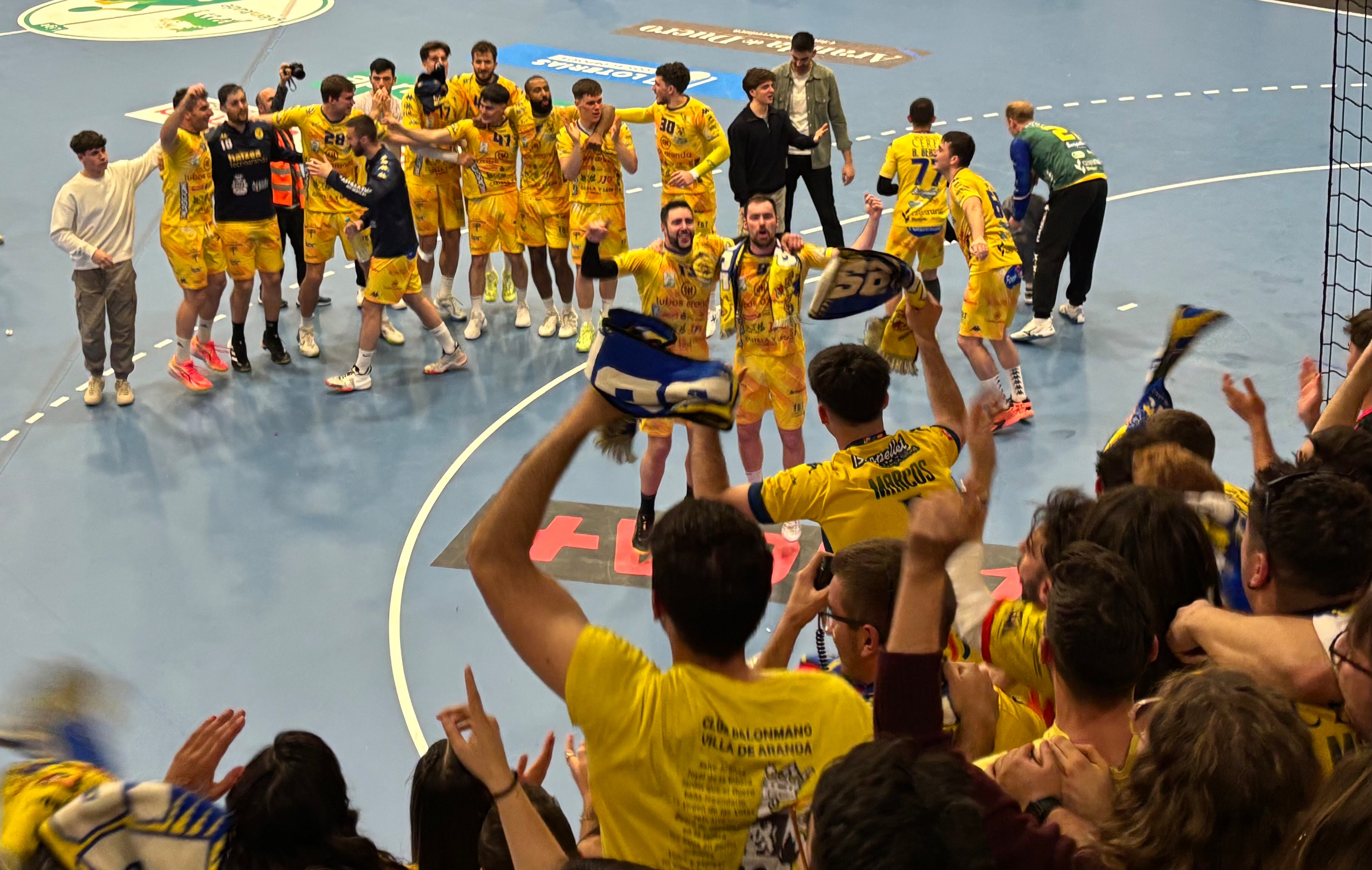 Celebración del equipo con la grada al término del encuentro