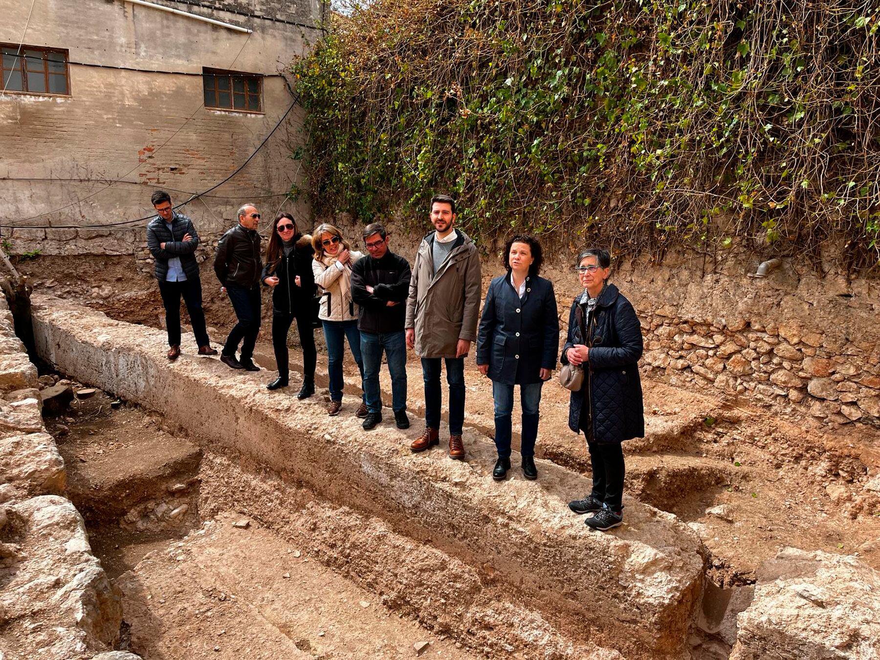 Las autoridades durante la visita a las excavaciones del Palau Comtal