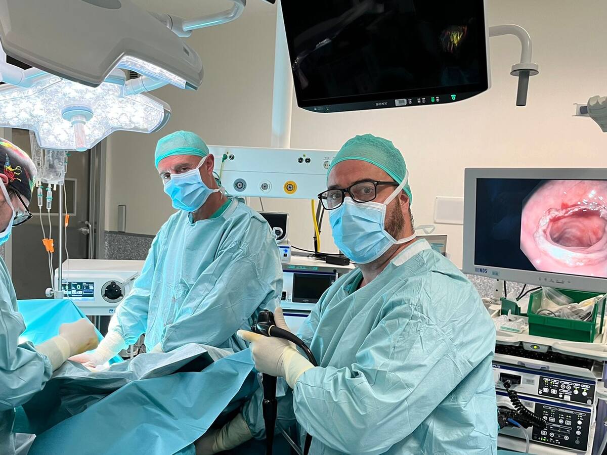 L’Hospital Mateu Orfila implanta una tècnica innovadora per a les cirurgies digestives