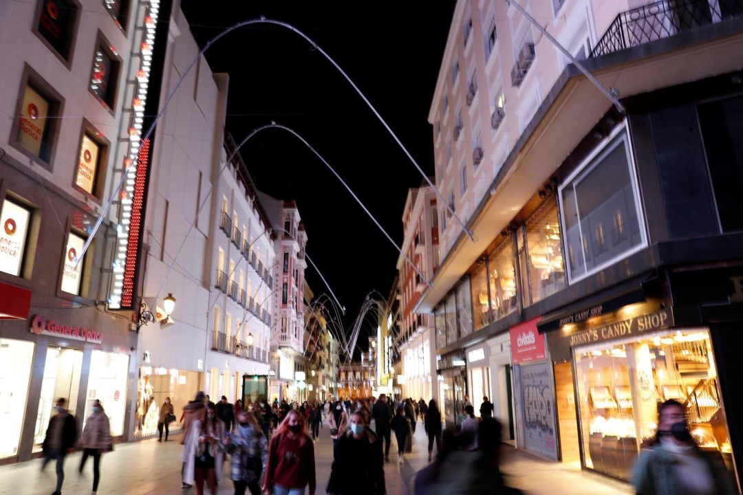  Varias personas pasean por la calle Preciados de Madrid