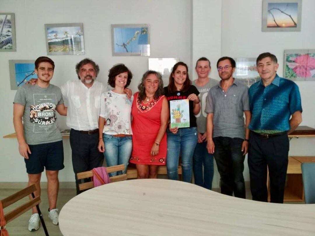 Representantes de la comunidad educativa de As Neves, del voluntariado y la autora del proyecto, Alejandra González.