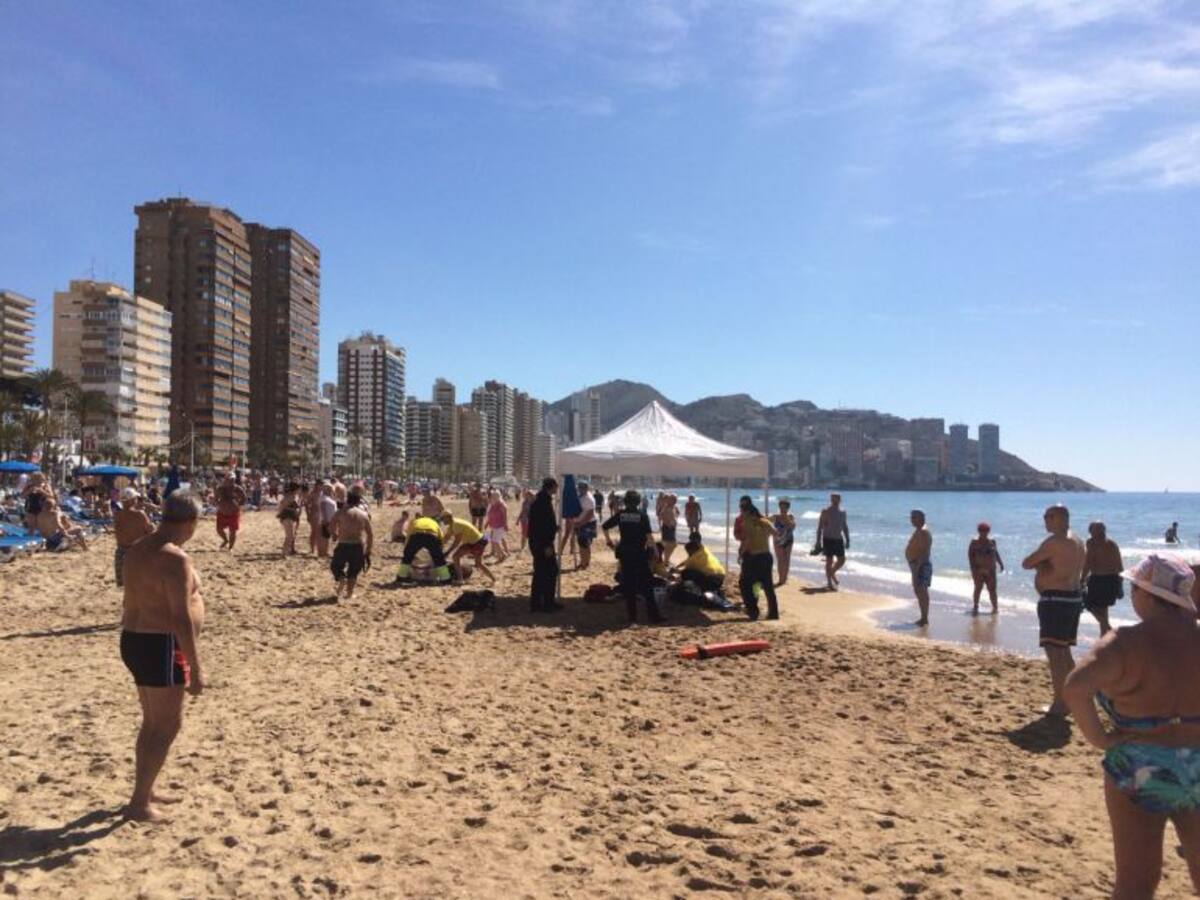 Hospitalizado un hombre de 87 años tras ser atendido por síntomas de ahogamiento en Benidorm