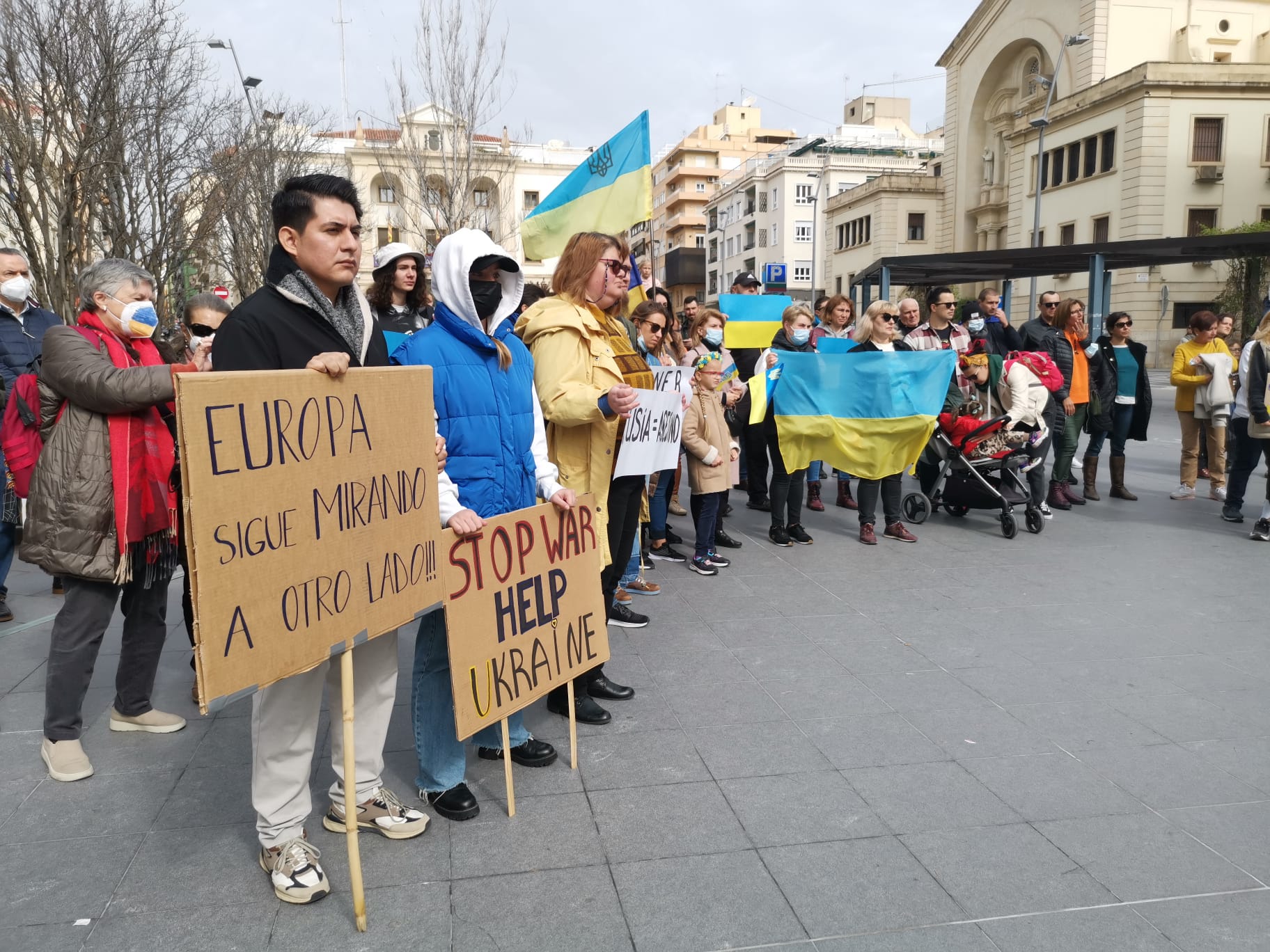 Concentración de ucranianos en la Plaza de la Montañeta de Alicante