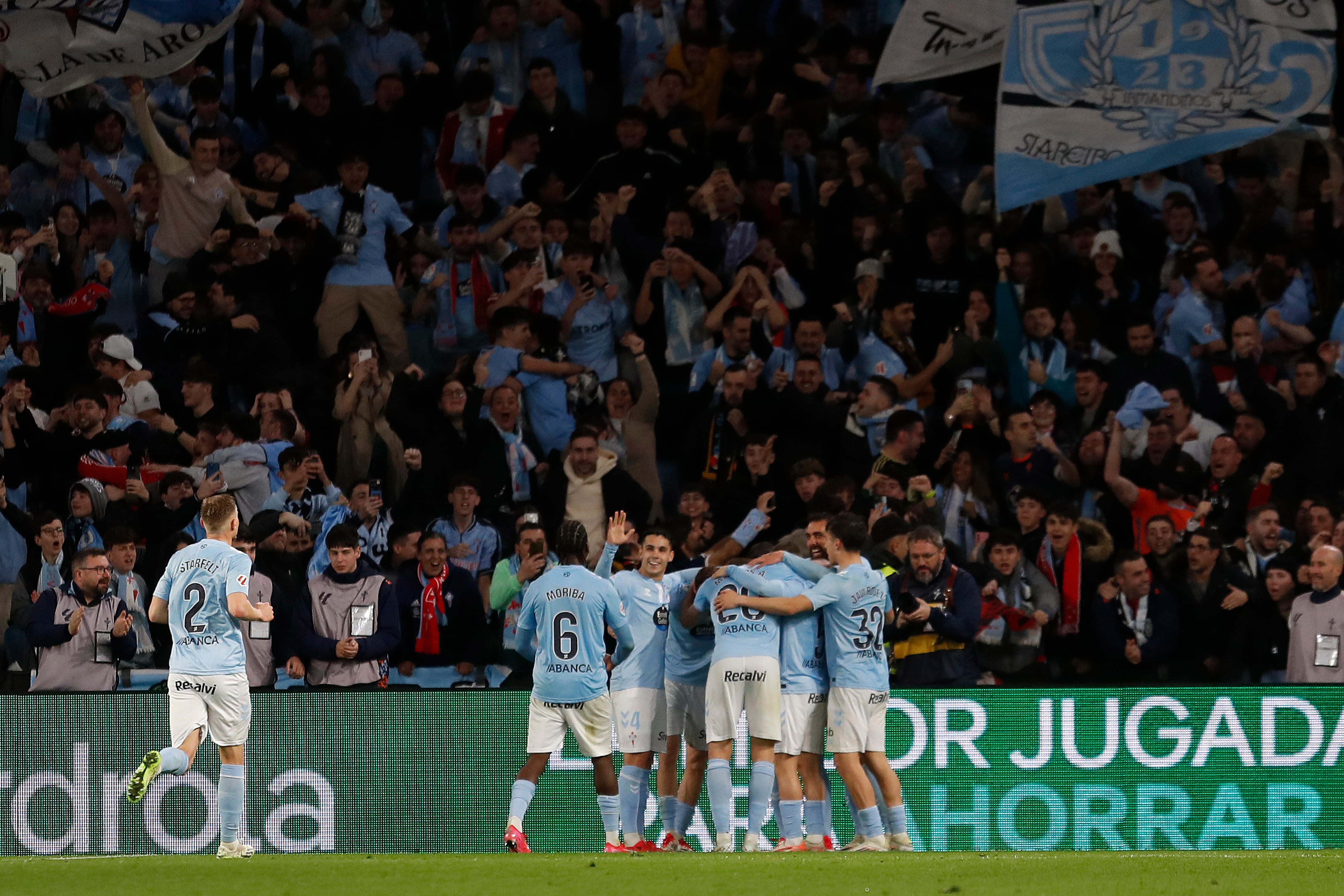 Vigo (Pontevedra) 21/02/2025.- Los jugadores del Celta celebran el primer gol del equipo gallego durante el encuentro correspondiente a la jornada 25 de Laliga EA Sports que disputan hoy viernes Celta y Osasuna en el estadio de Balaidos, en Vigo. EFE / Salvador Sas.
