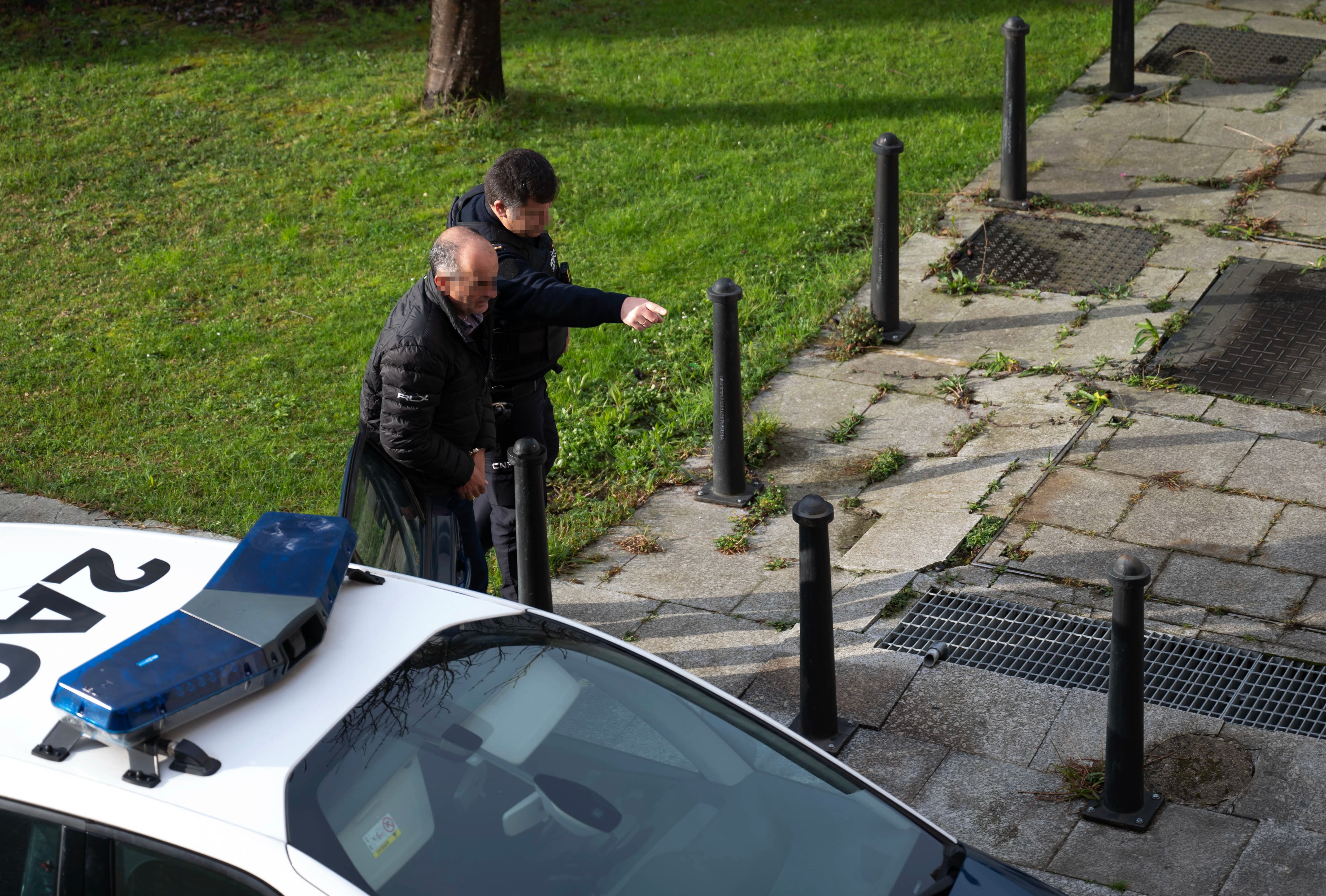 Uno de los empresarios detenidos por la presuntas adjudicaciones irregulares en contratos de carreteras de la Consejería de Obras Públicas de Cantabria es escoltado por la policía para pasar a disposición judicial, el pasado viernes, a su llegada a la Audiencia Provincial de Cantabria en Santander. EFE/Pedro Puente Hoyos