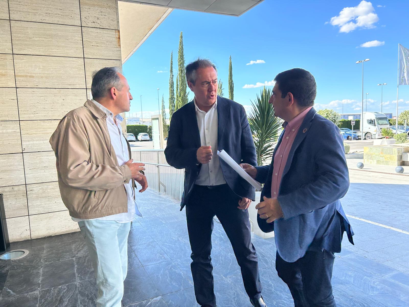 De izqda a dcha, el secretario de organización del PSOE-A, Jacinto Viedma, y Juan Espadas y Francisco Reyes, secretarios generales del PSOE-A y del PSOE de Jaén.