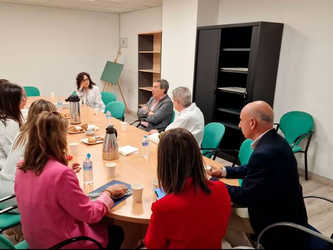 El conseller Marciano Gómez, reunido con la junta directiva del departamento de Salud