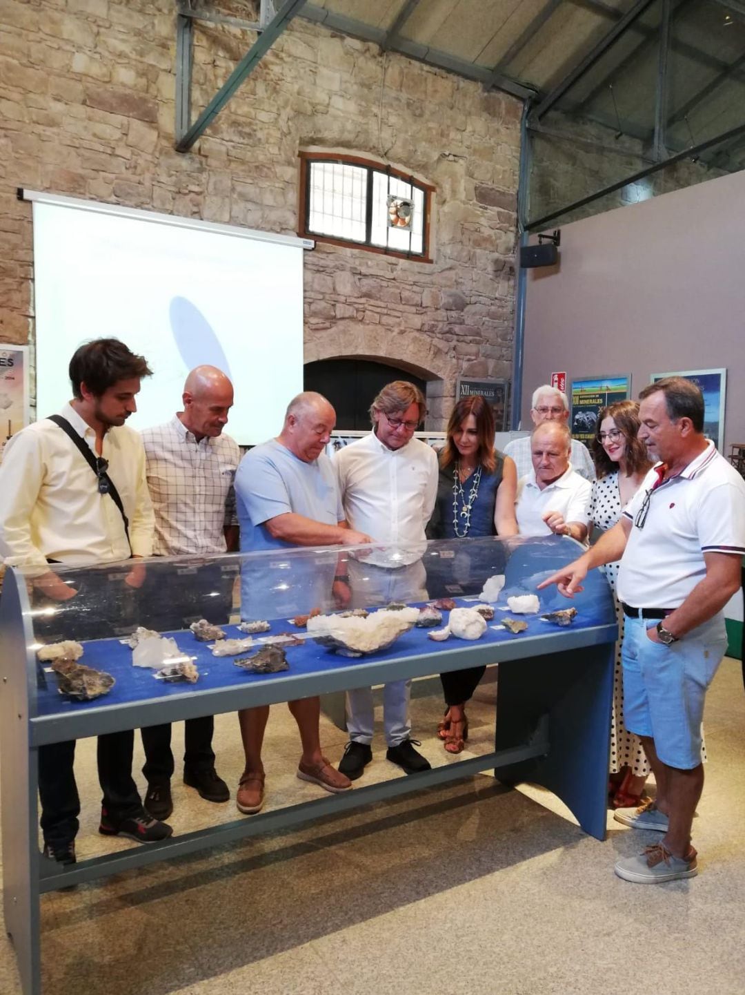 Algunos ediles disfrutando de la exposición con los responsables de la misma. 