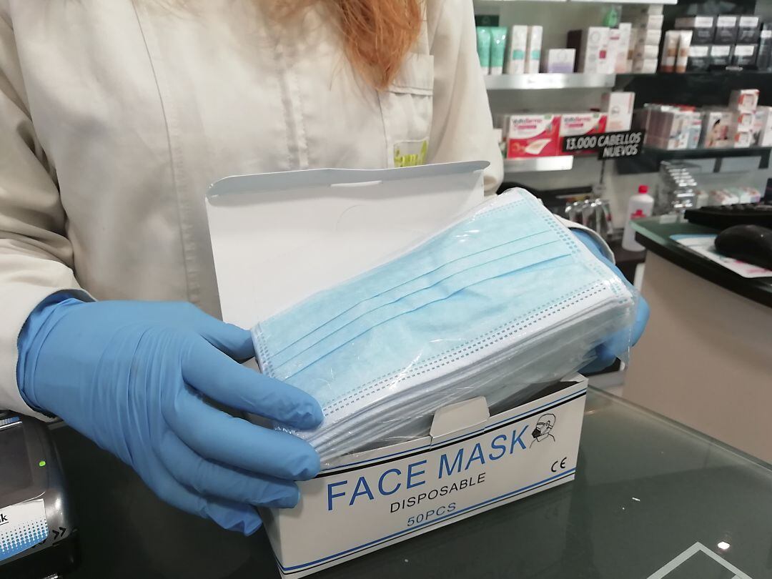 Farmacéutica vendiendo mascarillas en Castelló