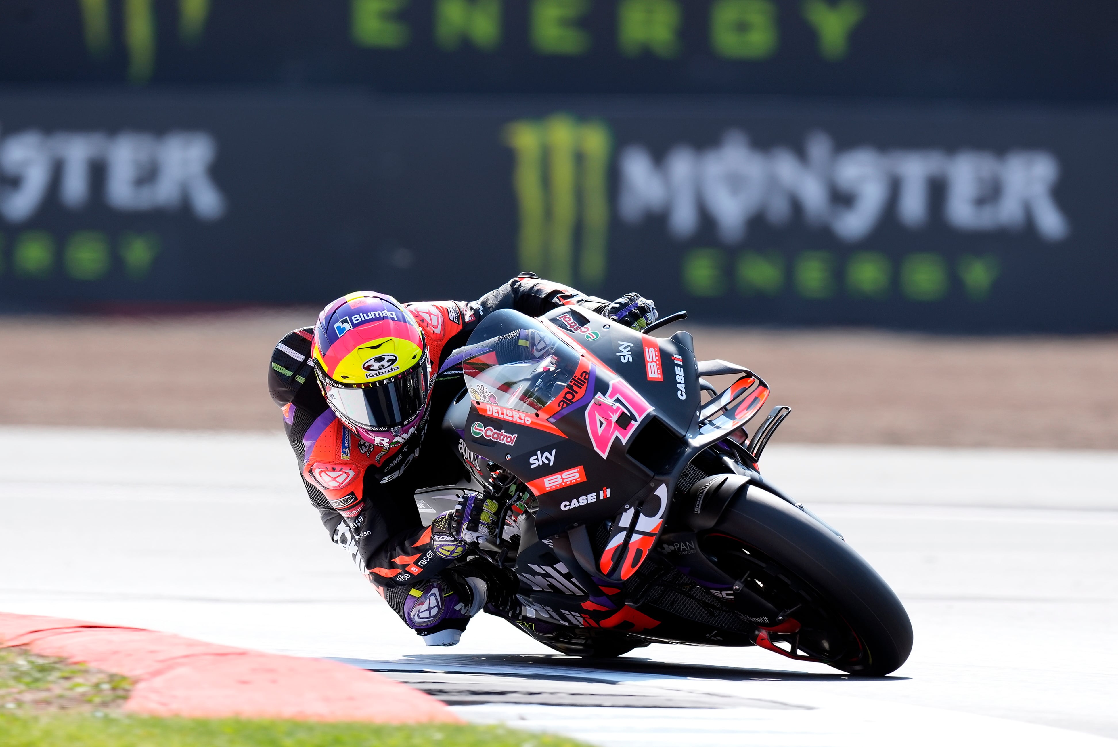 Aleix Espargaró rueda en el circuito de Silverstone