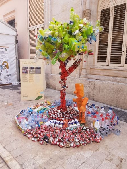 Falla ecológica hecha con envases