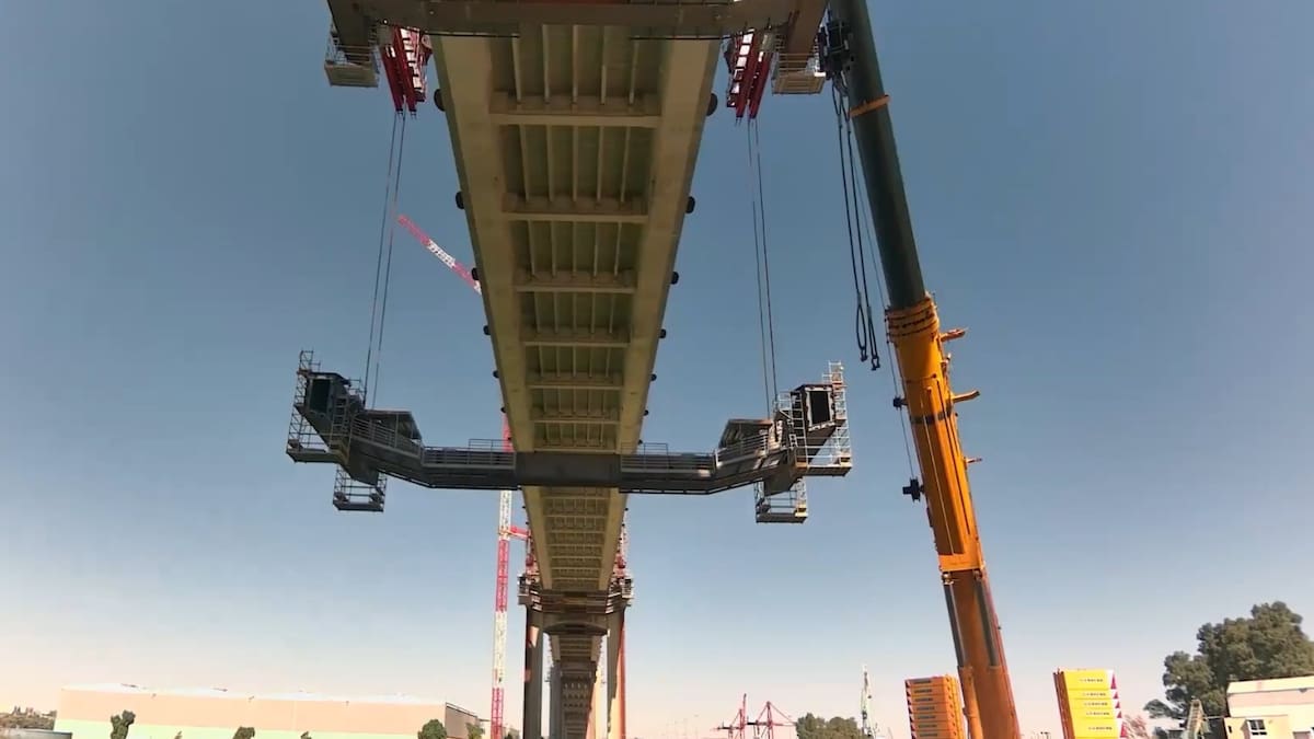 Esta noche vuelven los cortes de tráfico nocturnos en el Puente del Centenario por la sustitución de los tirantes