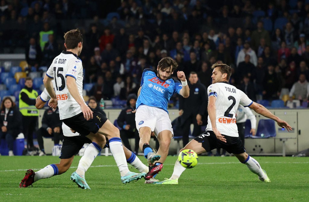 Kvaratskhelia tira a puerta rodeado de rivales durante el Napoli - Atalanta