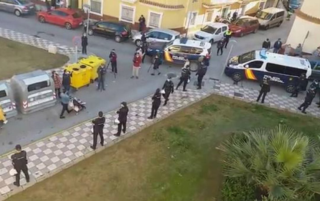 Agentes custodian el lugar del desahucio.