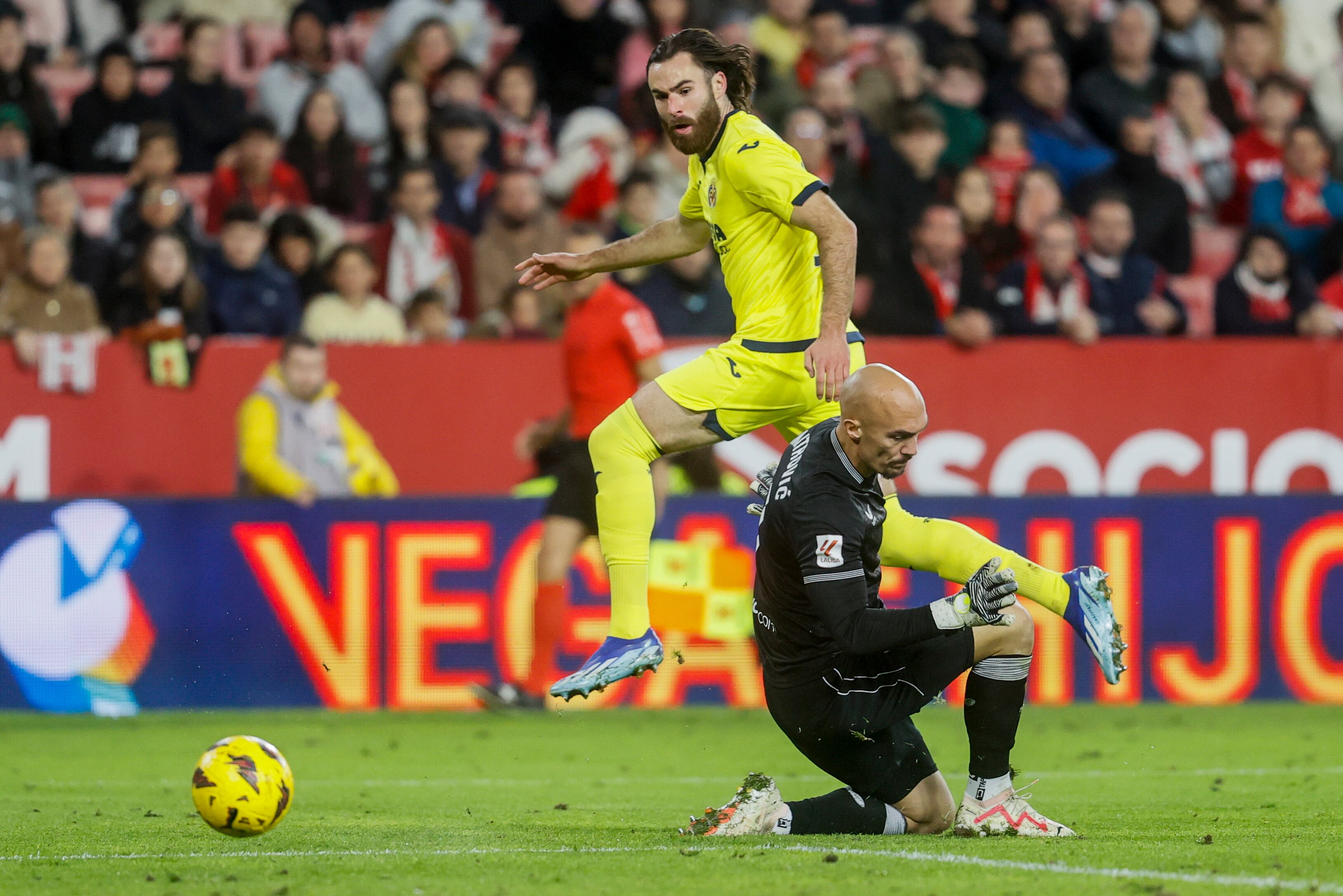 SEVILLA, 03/12/2023.- Ben Brereton Diaz, delantero chileno del Villarreal ante Marko Dmitrovic (d) guardameta serbio del Sevilla durante el partido de LaLiga de fútbol que Sevilla FC y Villarreal CF disputan este domingo en el estadio Ramón Sánchez-Pizjuán. EFE/José Manuel Vidal
