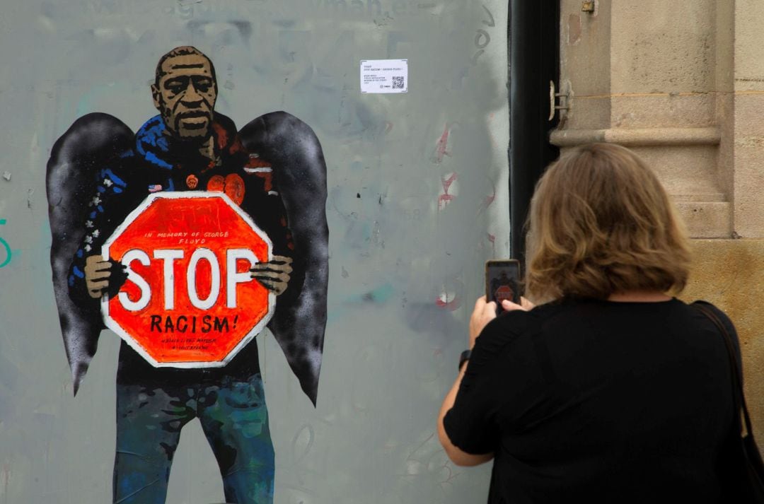 Vista de la última obra del artista urbano denominado TVBOY en Barcelona este lunes como parte de un homenaje al ciudadano estadounidense George Floyd, fallecido semana pasada en Minneapolis y un alegato contra la violencia racial.