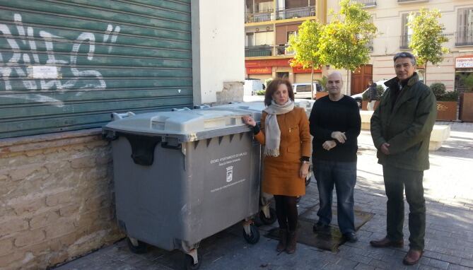 Concejales socialistas han denunciado la política de recogida de basuras en el centro de Málaga