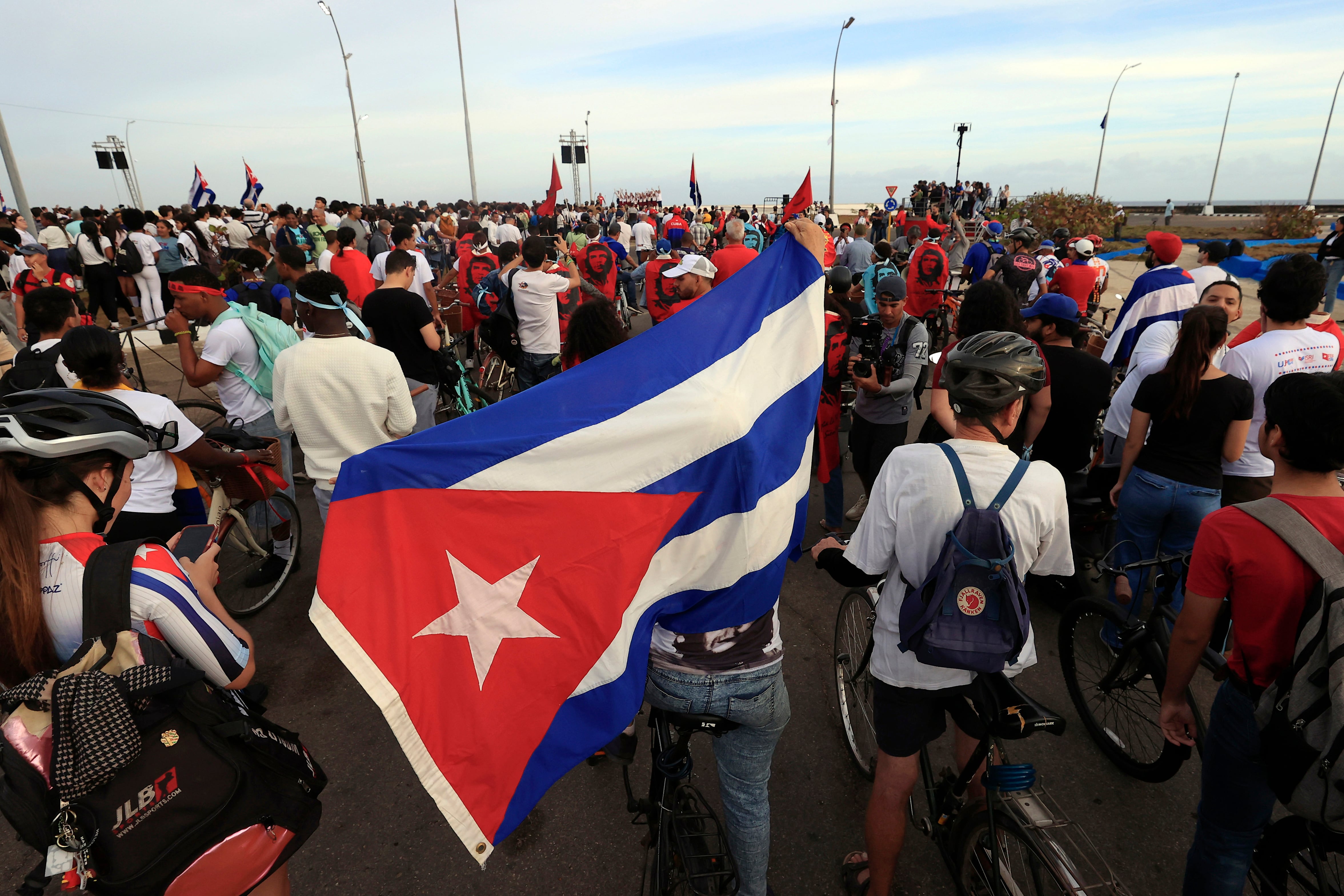 AME9919. LA HABANA (CUBA), 02/04/2026.- Personas participan en una caravana llamada 'Parada Juvenil Antiimperialista sobre Ruedas' este jueves, en el Malecón, en La Habana (Cuba). EFE/ Ernesto Mastrascusa