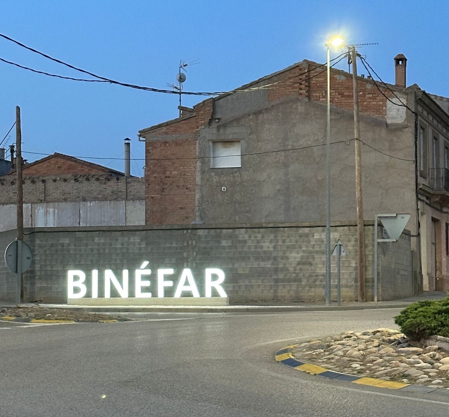 Binéfar adorna la rotonda del barrio de la Estación con letras corpóreas y espacio verde. Foto: Ayuntamiento de Binéfar