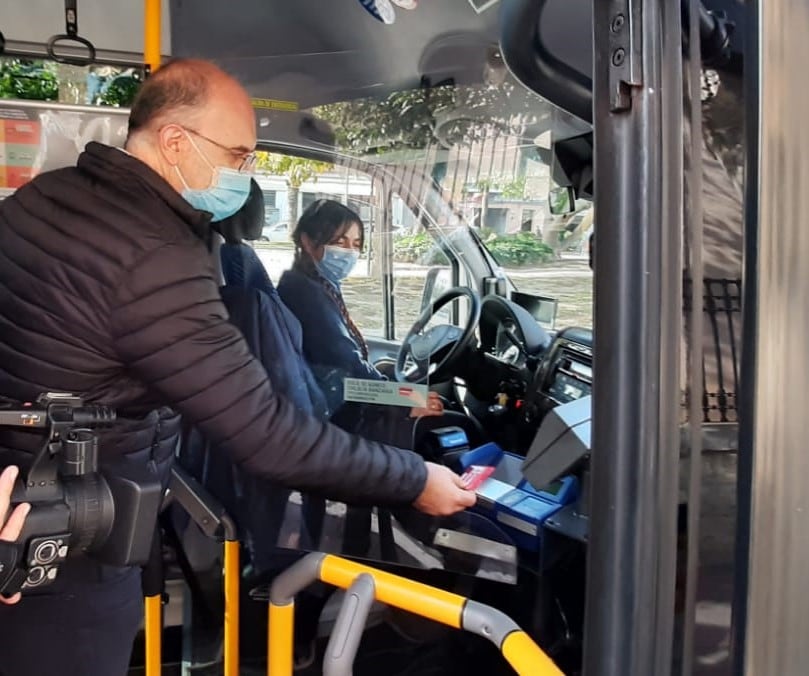 Manuel Villar haciendo uso del bonobús