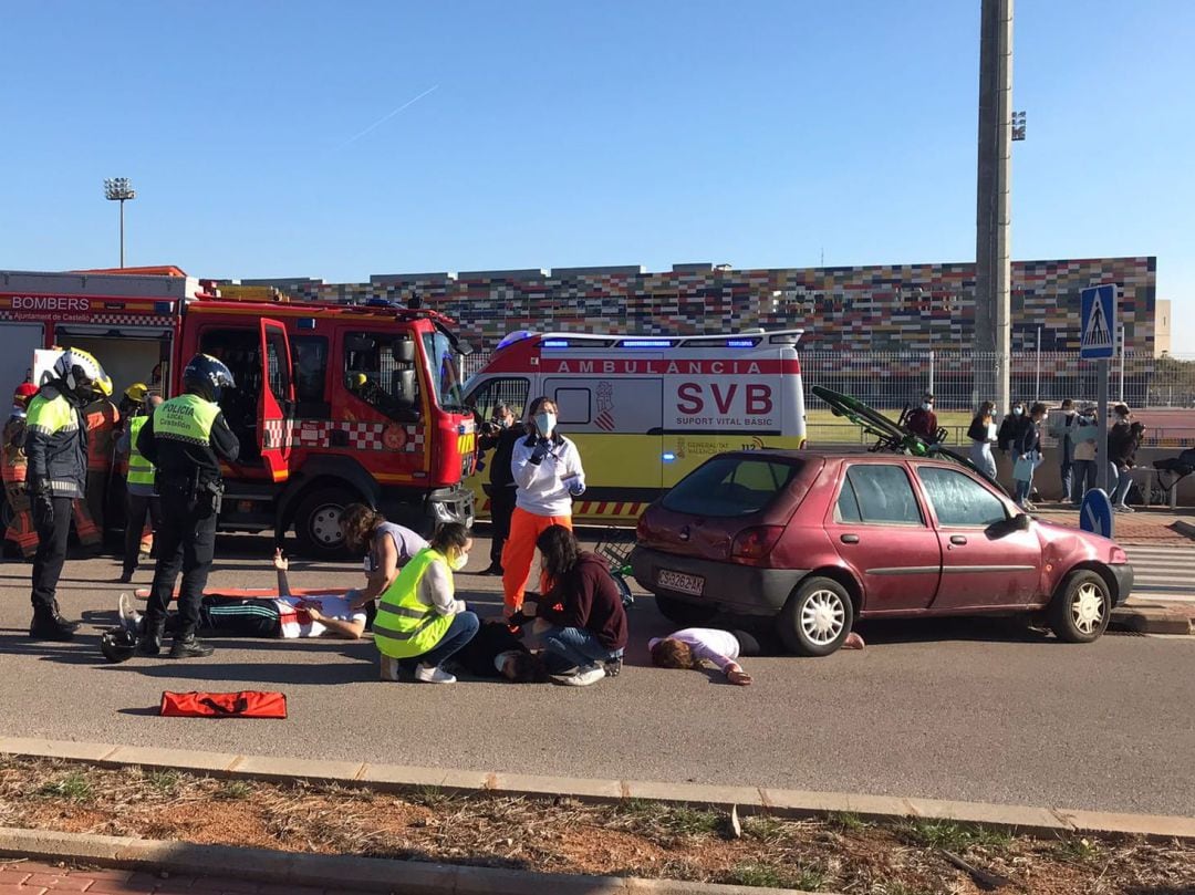 El Servicio de Emergencias ha intervenido en un simulacro de accidente promovido por la la Jaume I.