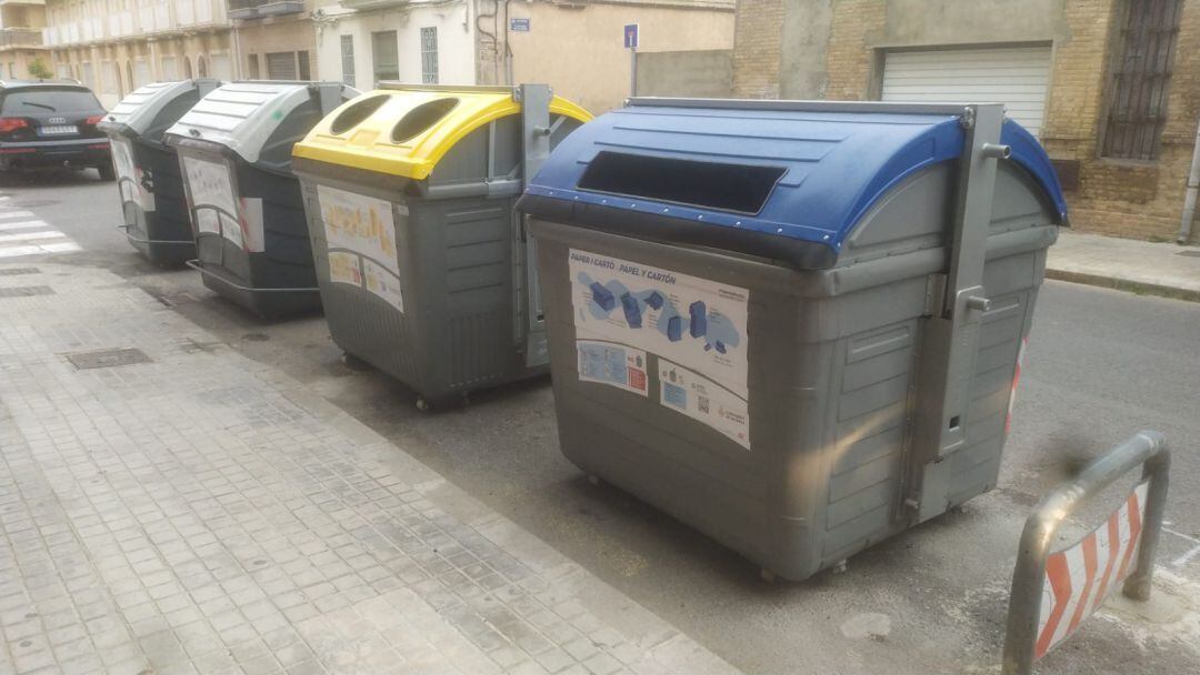 Contenedores de reciclaje en una pedanía de València. 