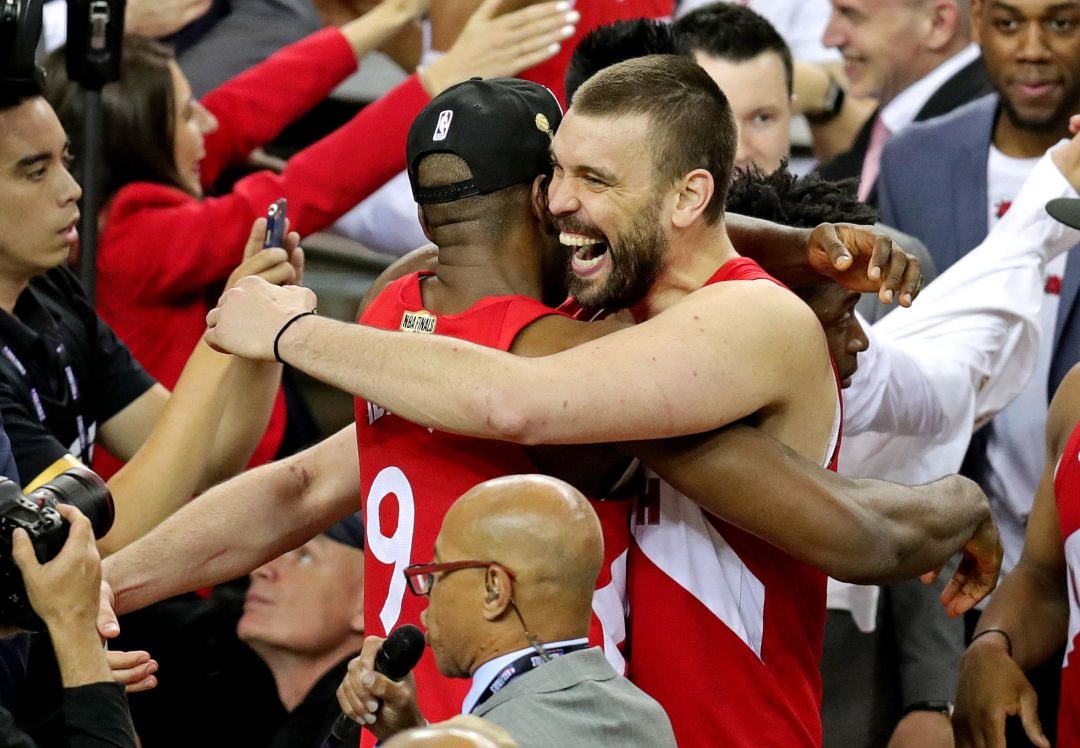 Marc Gasol y Serge Ibaka se abrazan tras ganar el anillo de campeones de la NBA