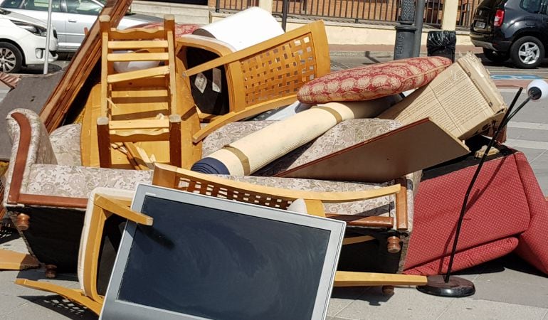 Cada año se recogen 90 toneladas de enseres y muebles abandonados en la calle