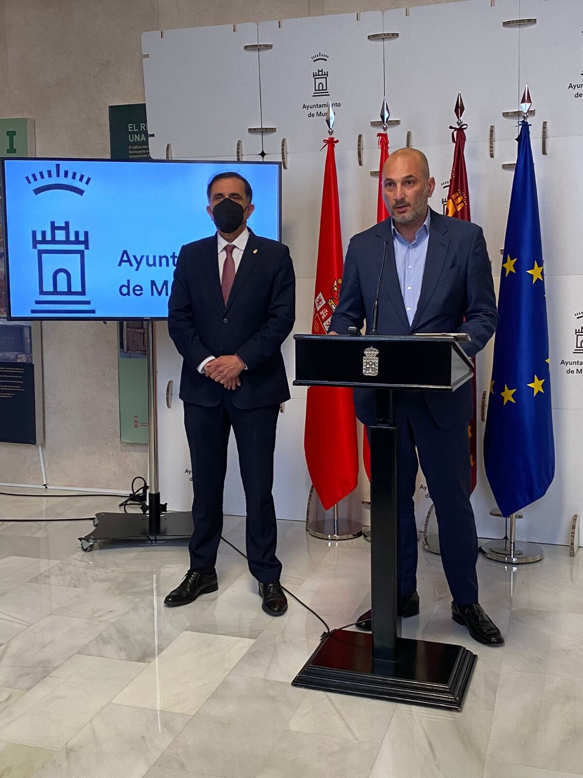Pedro García Rex, concejal de Turismo y el alcalde de Murcia, José Antonio Serrano, durante la rueda de prensa