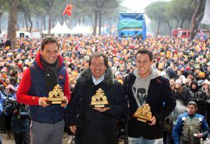 El piloto español Pol Espargaró (D), Sito Pons (C), y Mediaset España, reciben los Pingüinos de Oro 2013