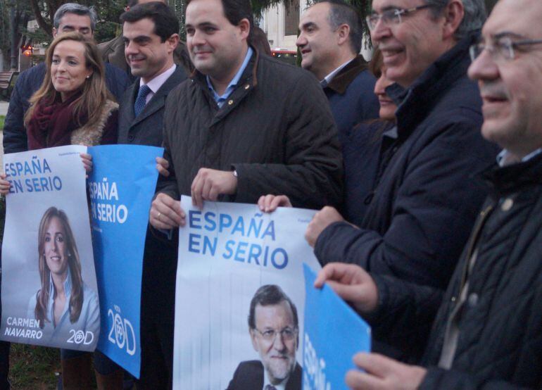 Carmen Navarro (izquierda) junto a miembros del PP en Albacete