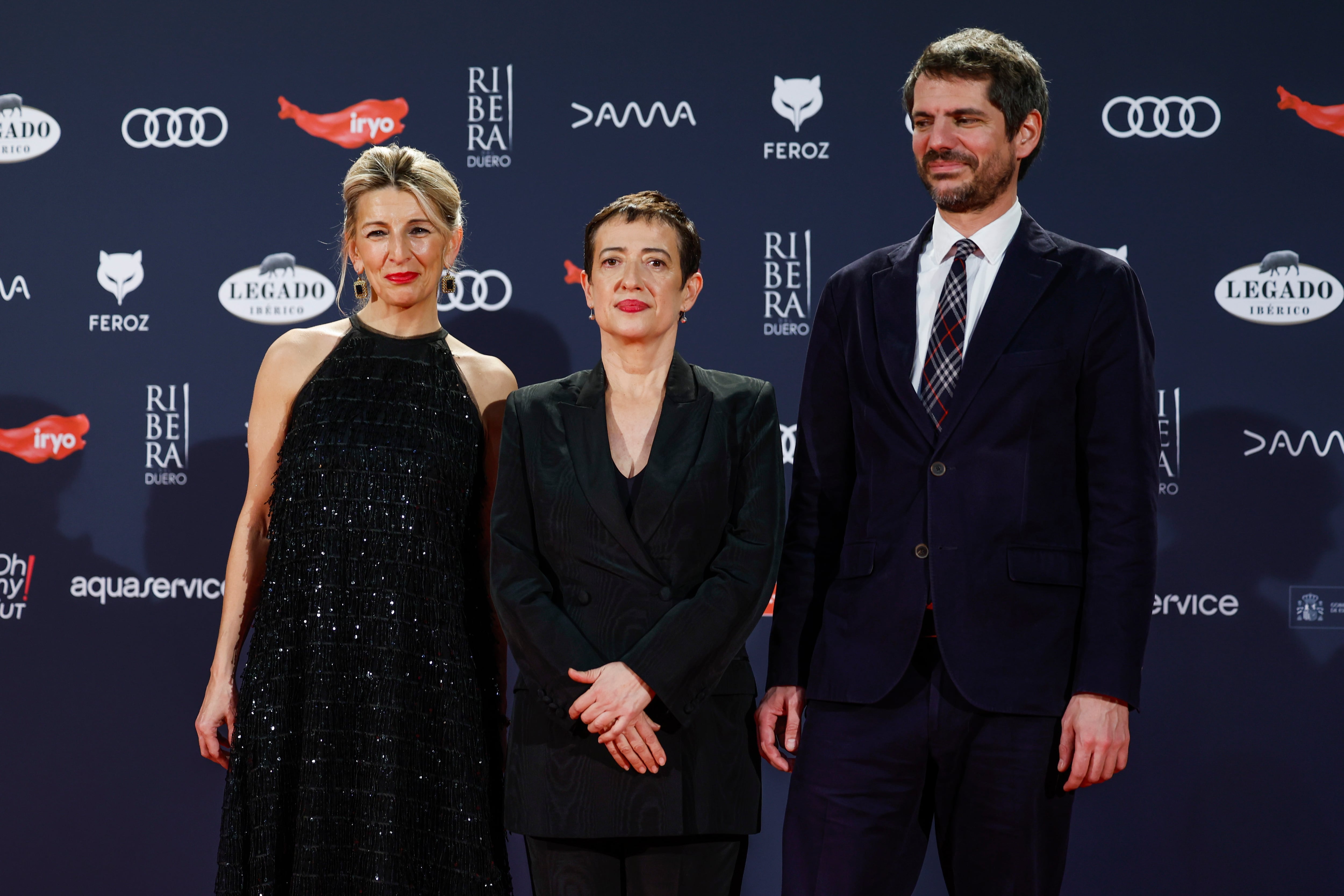 La vicepresidenta segunda, Yolanda Díaz, María Guerra, presidenta de la Asociación de Informadores de Cine de España (AICE), y el ministro de cultura, Ernest Urtasun Domènech.