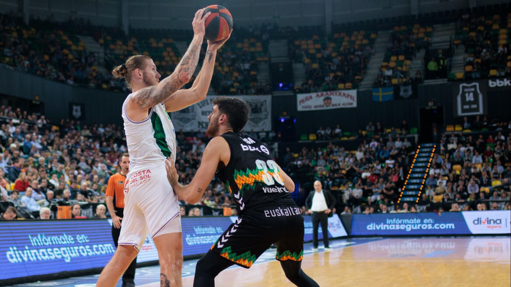 Osetkowski intenta un pase en el partido de la temporada anterior en Bilbao