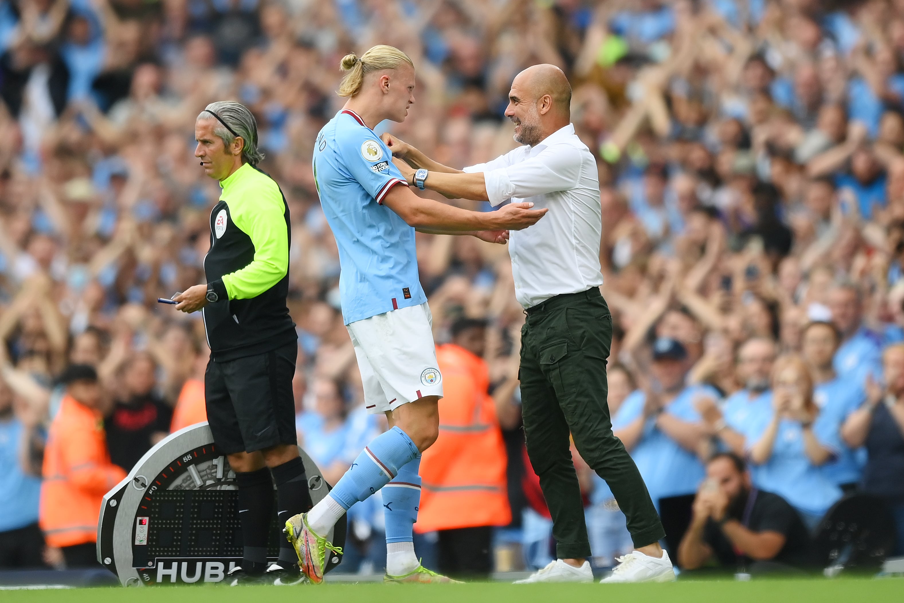 Erling Haaland y Pep Guardiola durante un partido de la Premier League. Getty Images