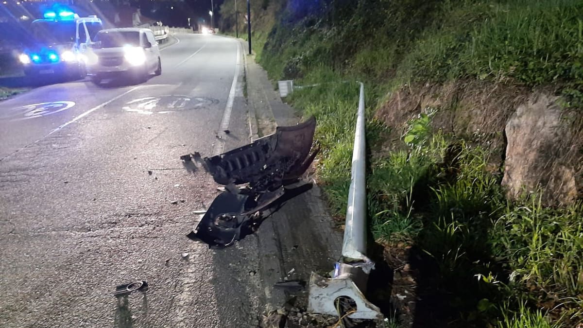 Derriba una farola, sigue conduciendo y se empotra con un muro