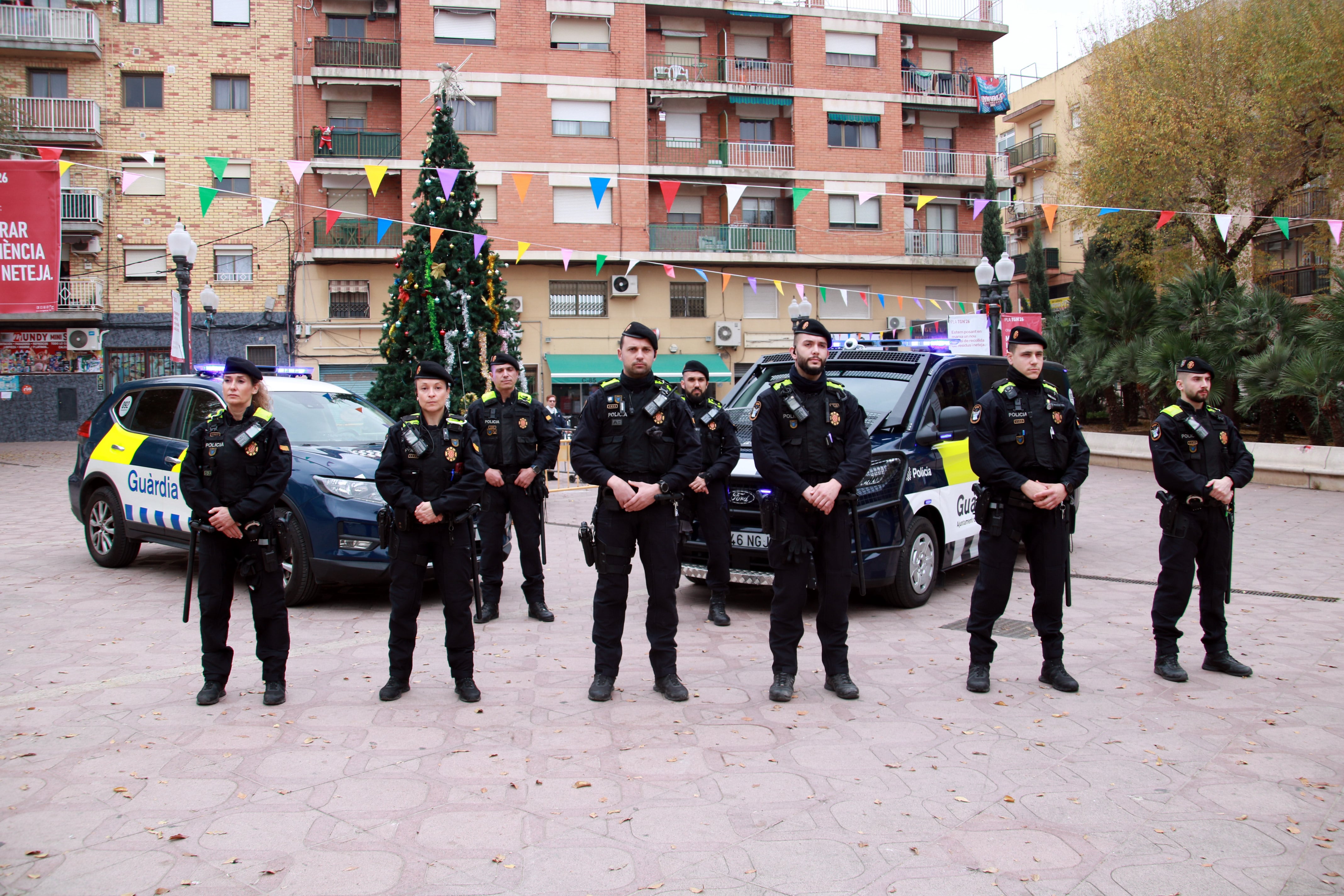 Agents de la nova Unitat Policial de Reforç i Proximitat de la Guàrdia Urbana de Tarragona davant dels vehicles al barri de Bonavista.