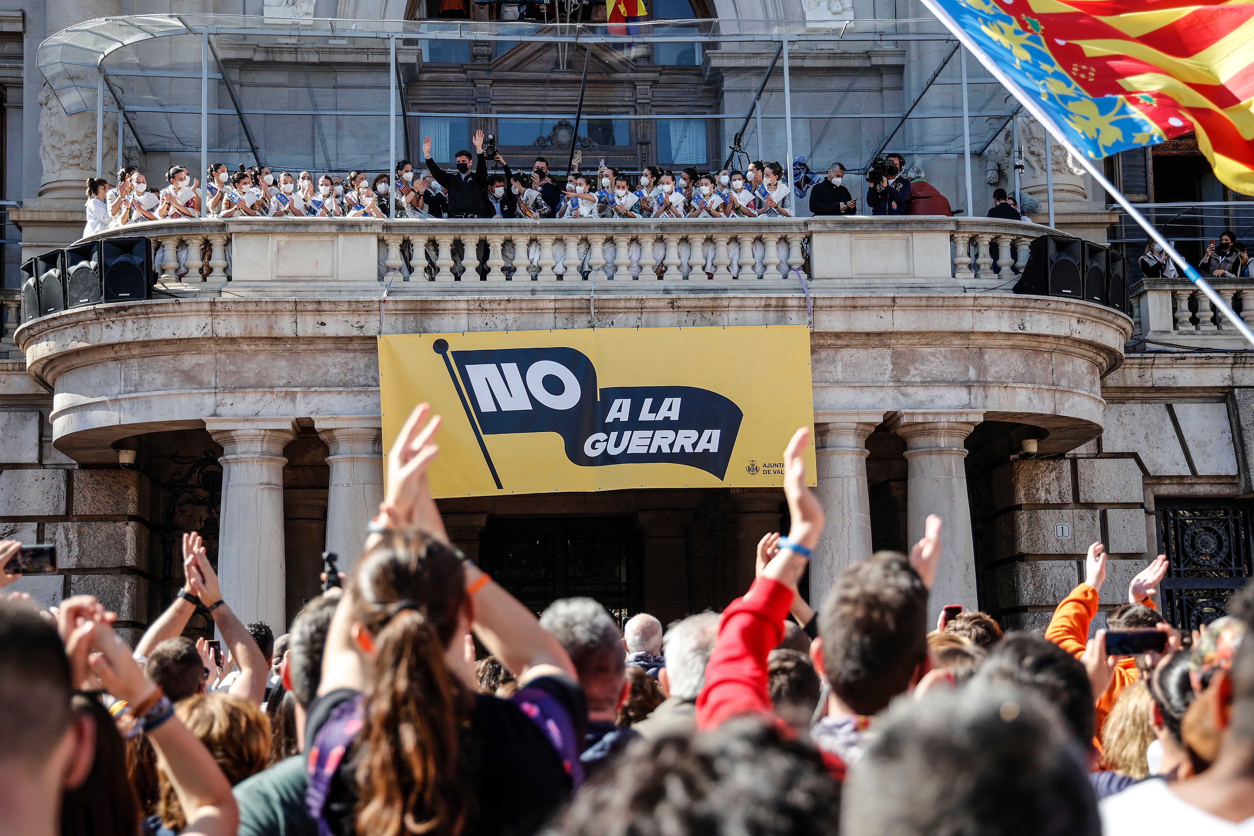 Cartel de &quot;No a la guerra&quot; en el balcón del Ayuntamiento de València durante la primera mascletá de las Fallas de 2022