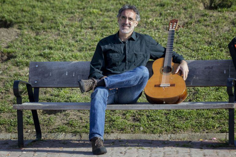 Rafa Sánchez, con su inseparable guitarra. 