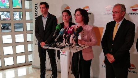 Rosa Juárez, directora del Complejo de Repsol en Puertollano, presenta la iniciativa en compañía de la alcaldesa Mayte Fernández y de Ignacio Egea, de Fundación Repsol entre otros